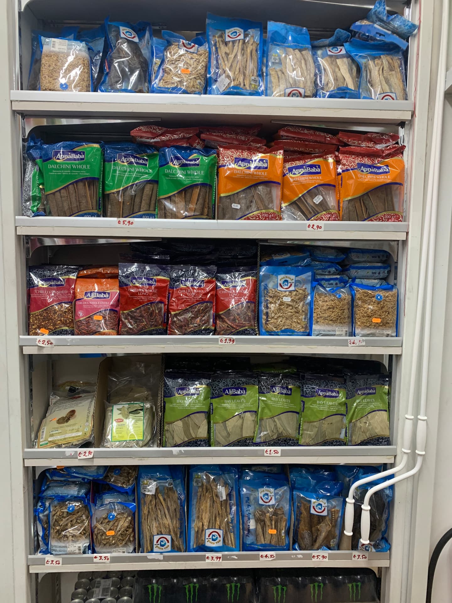 Rayon d'épices sèches chez Shukriya Alimentation : cannelle, feuilles de laurier, piments et poissons séchés