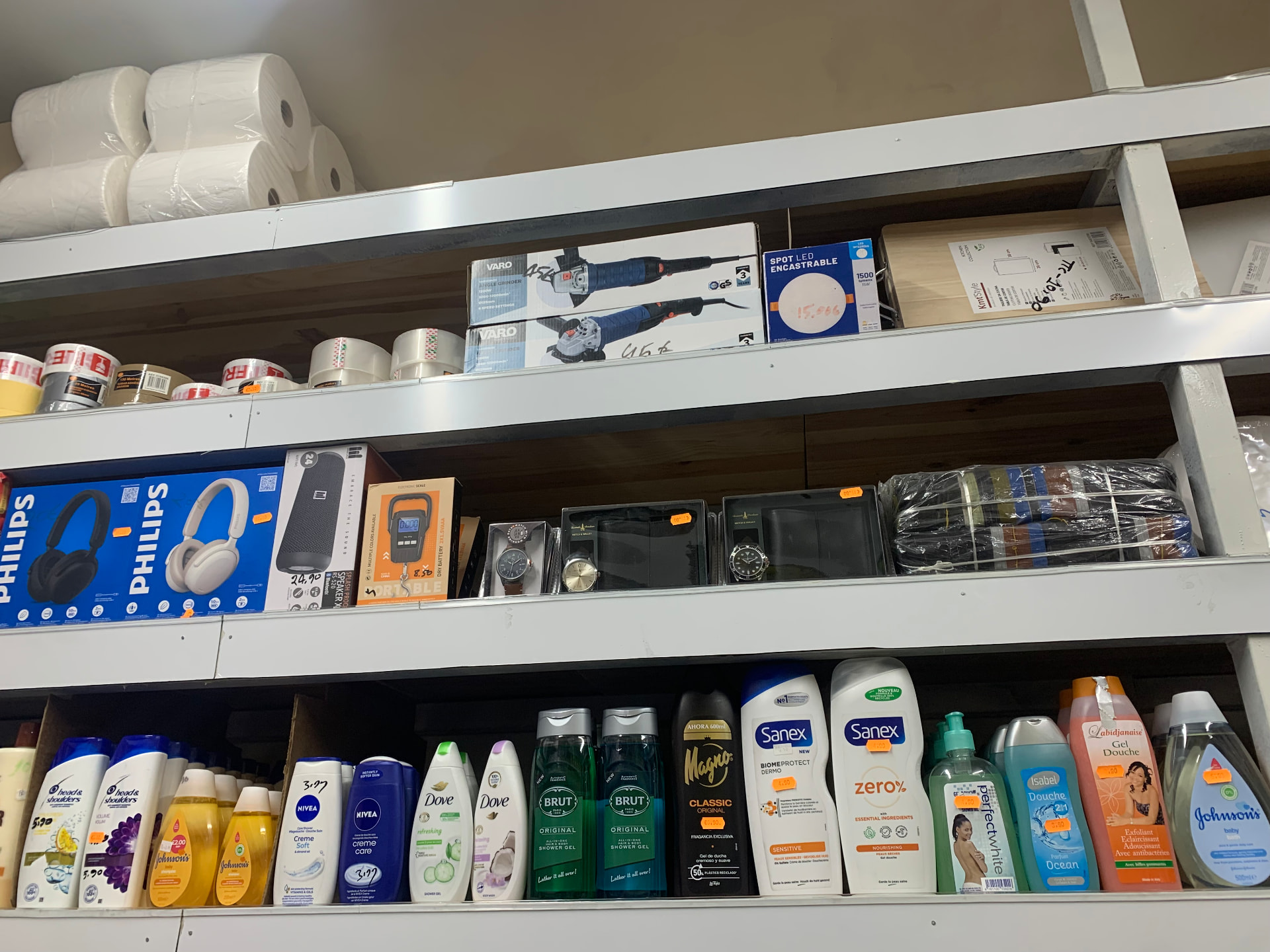 Rayon hygiène et produits du quotidien chez Shukriya Alimentation : gels douche, shampoings et essuie-tout