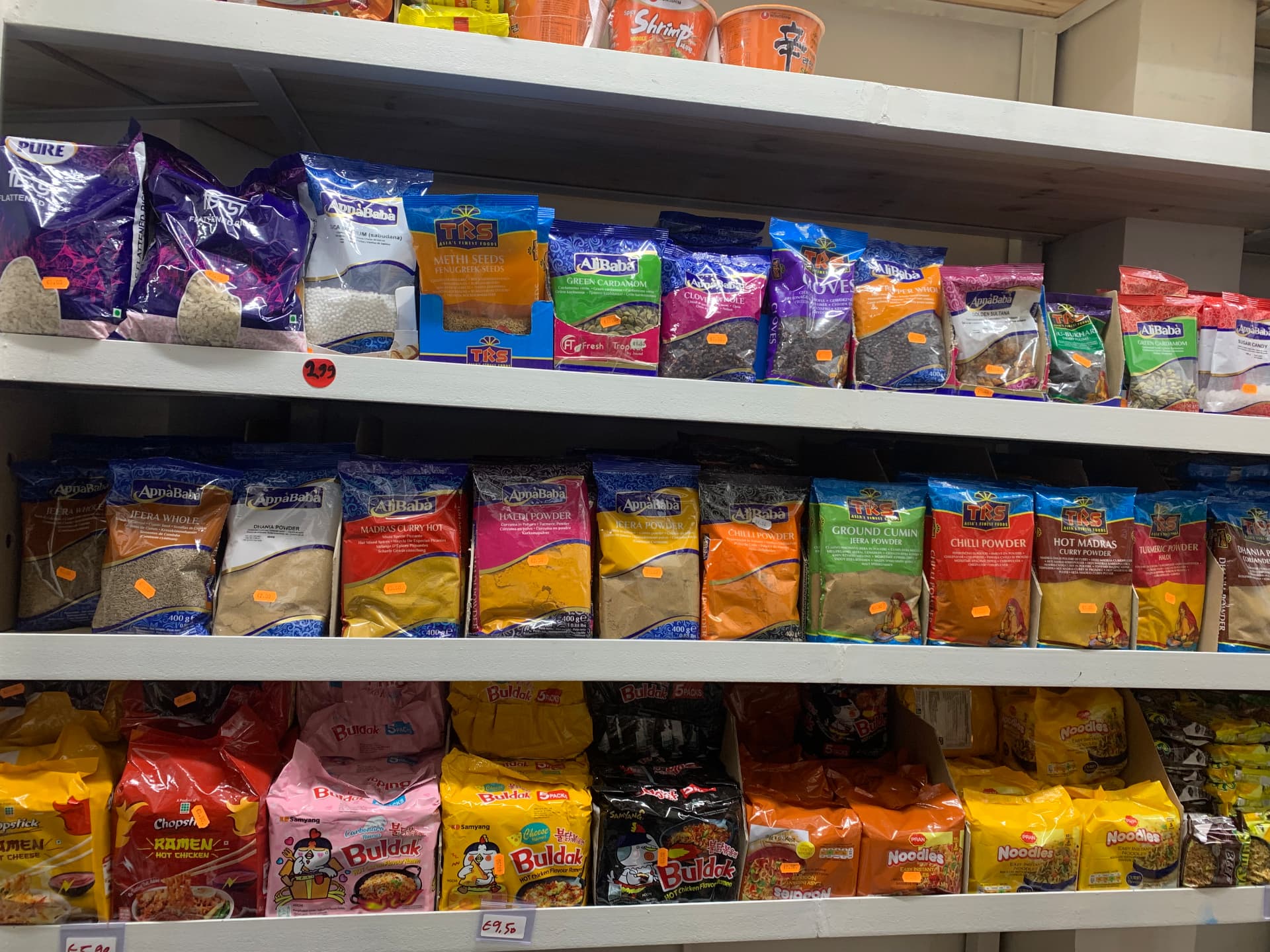 Étagère de nouilles instantanées et de sachets d'épices chez Shukriya Alimentation
